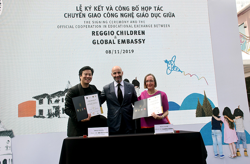  Ông Bùi Vu Thanh (Tổ chức Embassy Education) và GS Claudia Giudici (Chủ tịch Reggio Children) ký kết văn bản hợp tác dưới sự chứng kiến của Tổng lãnh sự quán Italia tại TPHCM